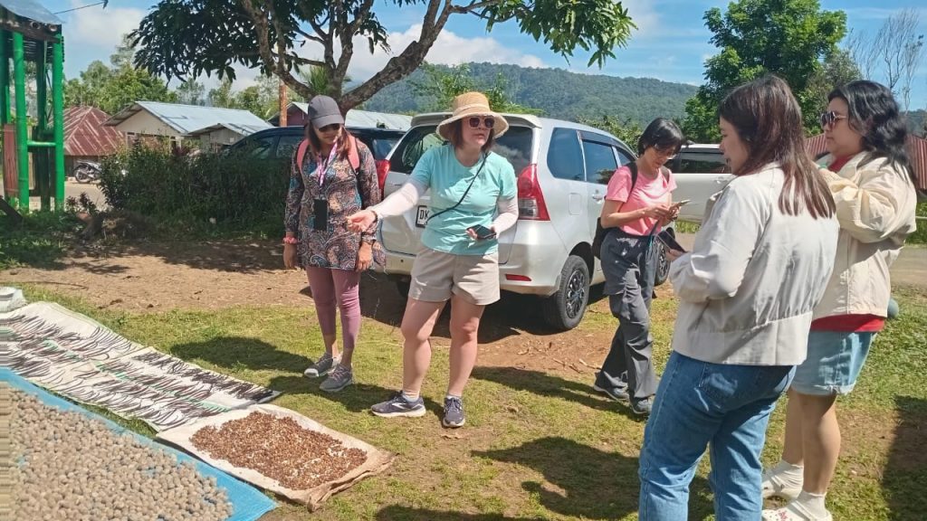Malaysian tourists buy souvenirs in the form of agricultural commodities directly from the gardens of farmers in Wae Lolos Village